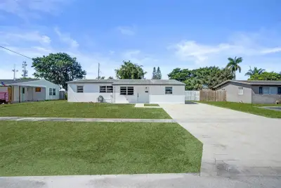 1437 SW 1st Ave, Deerfield Beach: photo 1 of 25