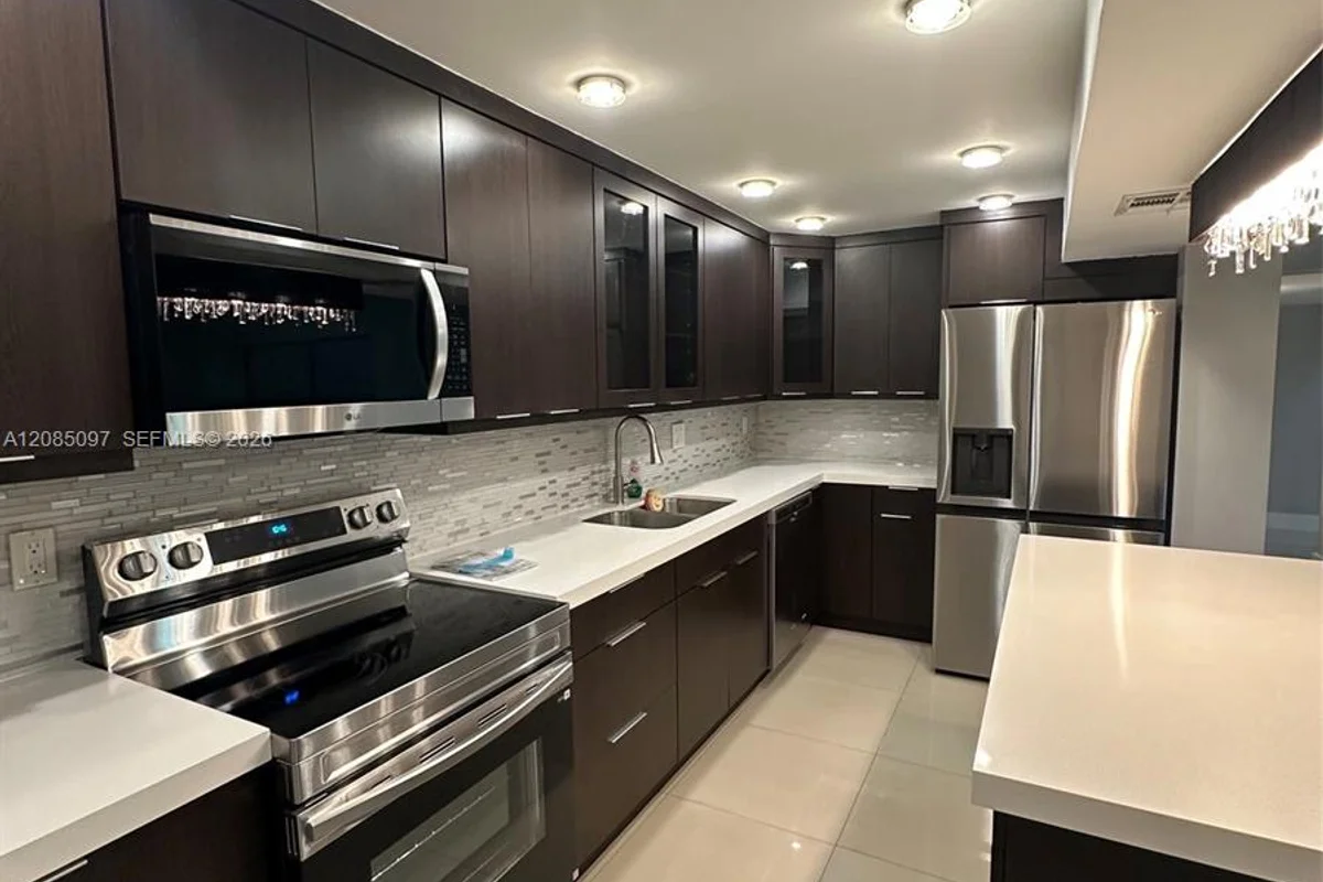 Townhouse in Miami: photo 1 of 49