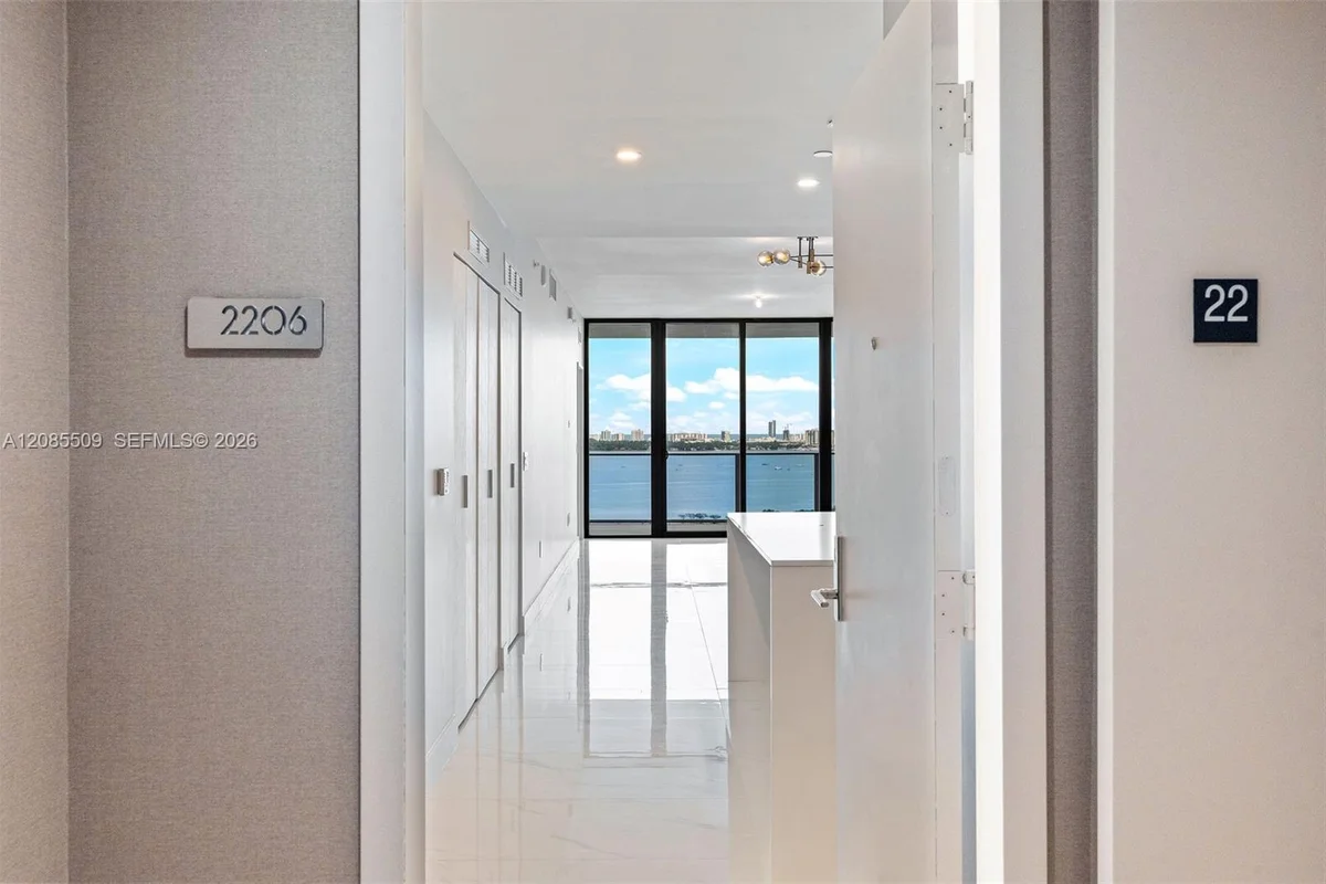 700 NE 24th St #2206, Miami: photo 1 of 36