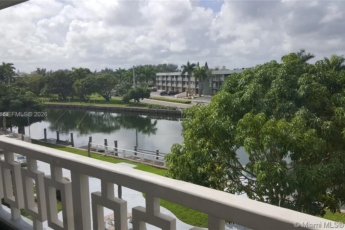 467 Golden Isles Dr #306, Hallandale Beach: photo 1 of 10