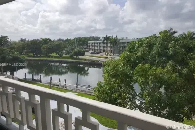 467 Golden Isles Dr #306, Hallandale Beach: photo 1 of 10