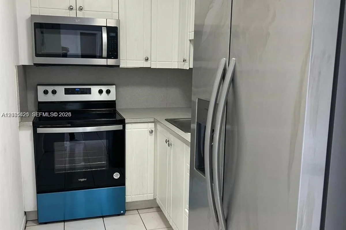 4717 NW 7th St #707-10, Miami: photo 1 of 11