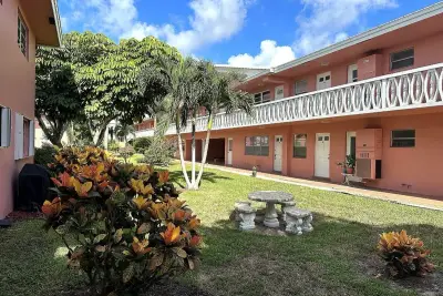 300 NE 20th St #4100, Boca Raton: photo 1 of 9