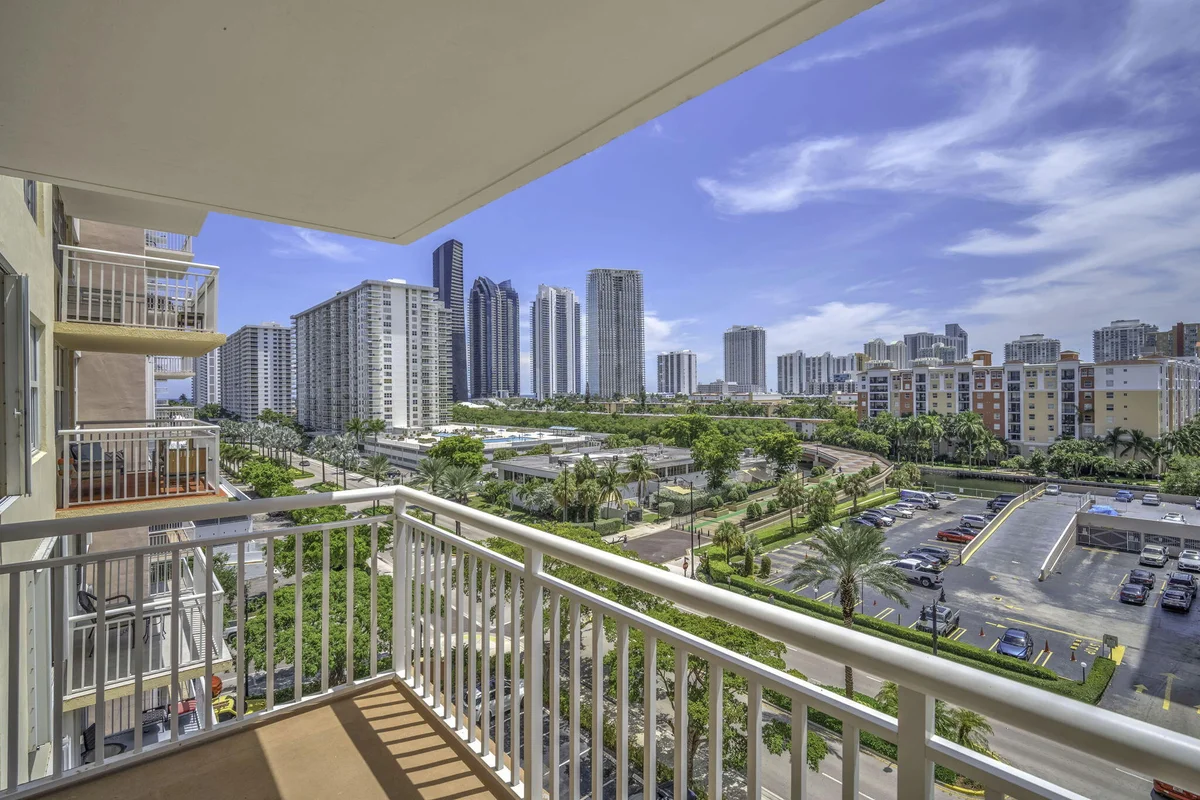251 174th St #714, Sunny Isles Beach: photo 1 of 29