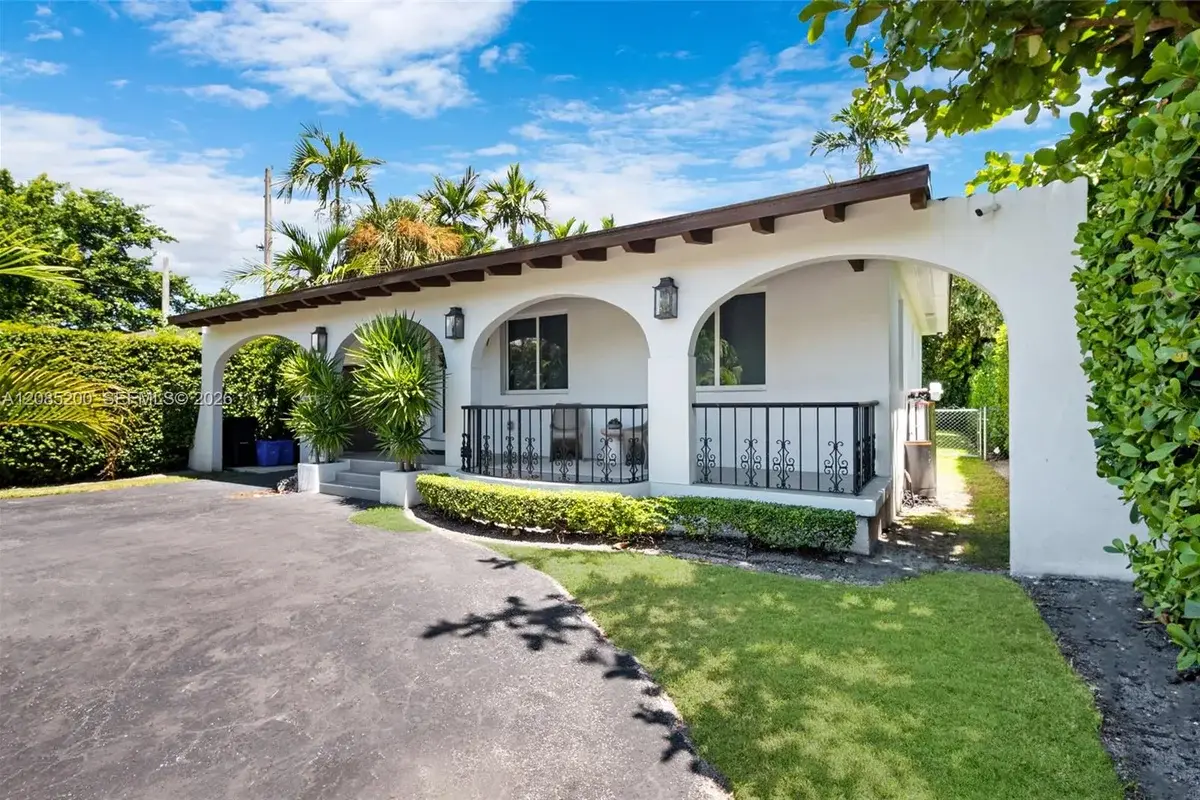 817 Tangier St, Coral Gables: photo 1 of 30