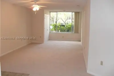 Condo in Oakland Park: photo 1 of 24