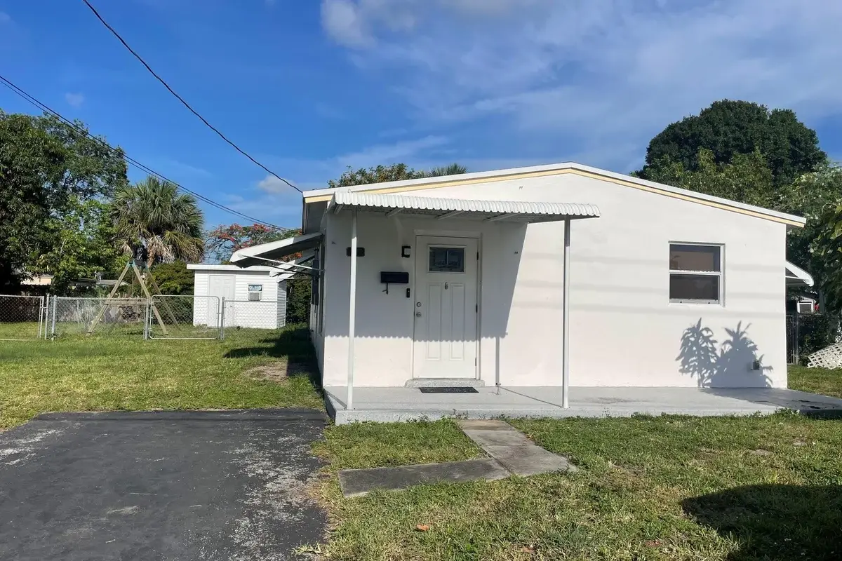 2573 NW 58th Ave, Margate: photo 1 of 7