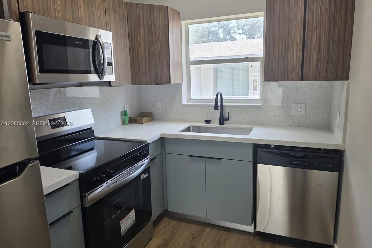 570 NE 63rd St #3, Miami: photo 1 of 12