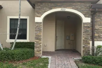 9373 W 33rd Way, Hialeah: photo 1 of 13