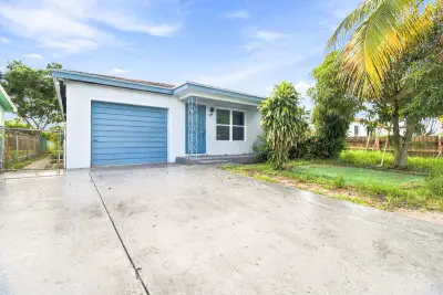724 S D St, Lake Worth Beach: photo 1 of 19
