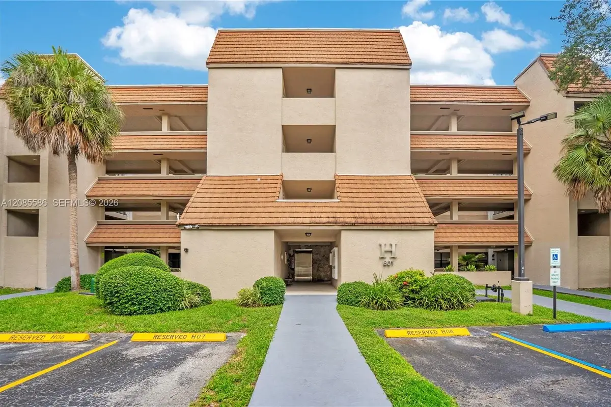 601 Ives Dairy Rd #105-8, Miami: photo 1 of 28