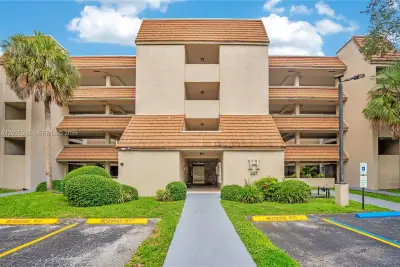 601 Ives Dairy Rd #105-8, Miami: photo 1 of 28