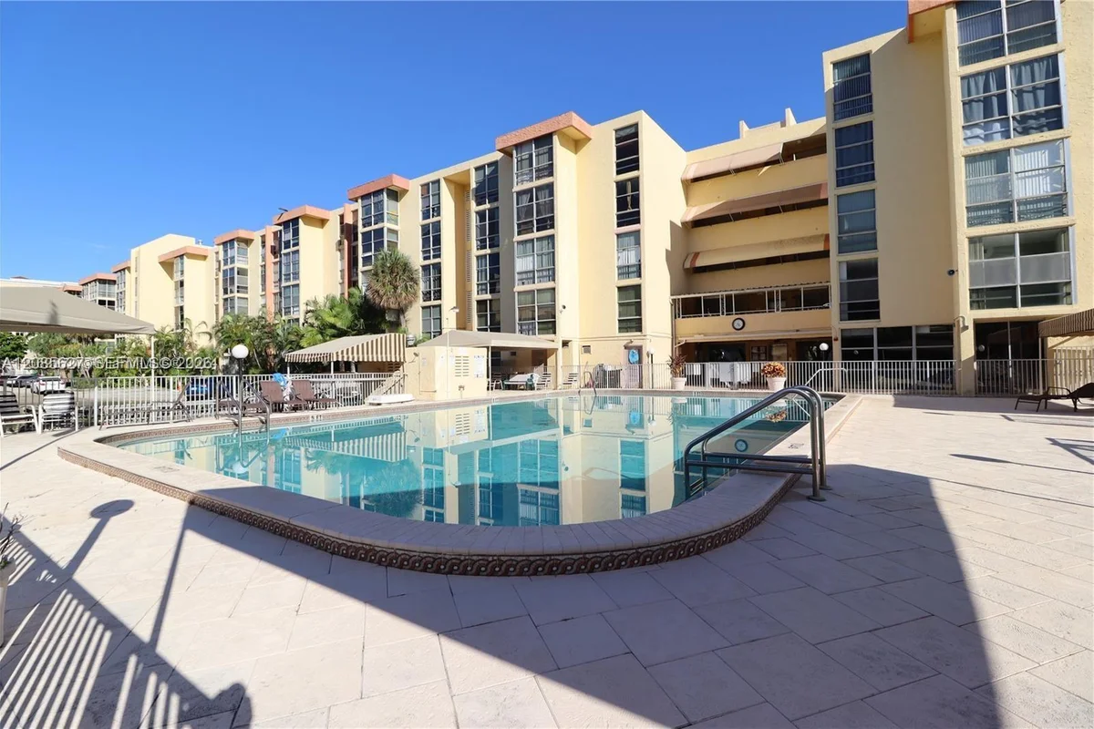 210 172nd St #426, Sunny Isles Beach: photo 1 of 15