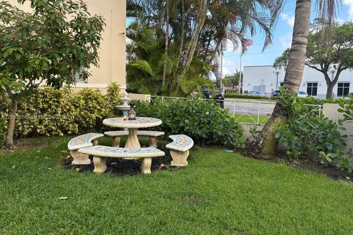 689 NE 92nd St #11G, Miami Shores: photo 1 of 14