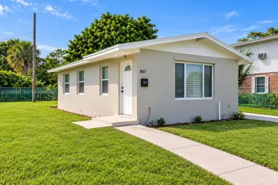 807 Handy Ave, West Palm Beach: photo 1 of 13