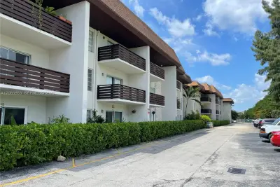7487 SW 82nd St #C202, Miami: photo 1 of 16