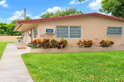 2341 Harding St, Hollywood: photo 1 of 12