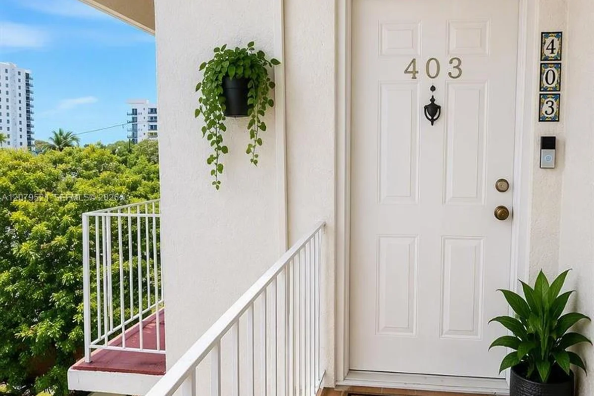 2138 SW 6th St #403, Miami: photo 1 of 15