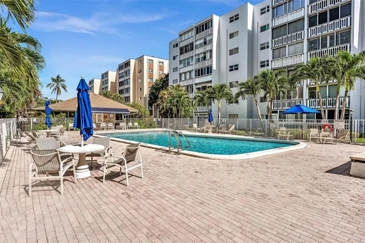 610 NE 12th Ave #206, Hallandale Beach: photo 1 of 28