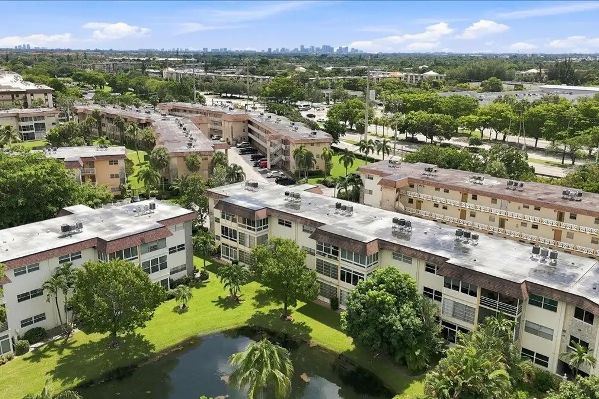 5121 W Oakland Park #109, Lauderdale Lakes: photo 1 of 29