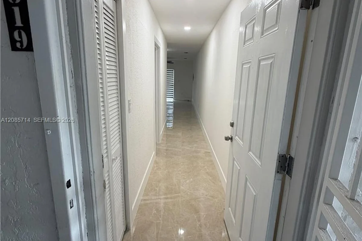 Condo in Hialeah: photo 1 of 8