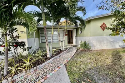 6481 Kimberly Blvd, North Lauderdale: photo 1 of 10