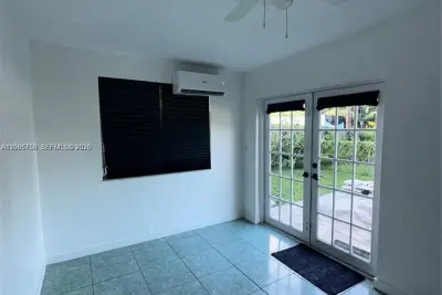 4441 NW 60th St, North Lauderdale: photo 1 of 6