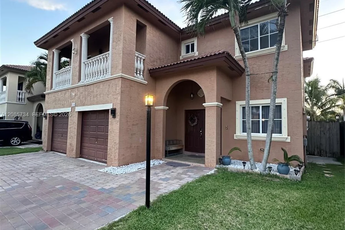1240 NE 41st Pl, Homestead: photo 1 of 30