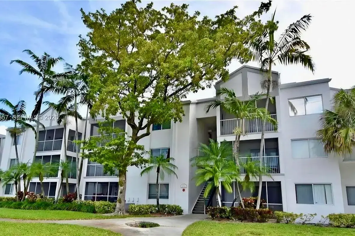 Condo in Tamarac: photo 1 of 16