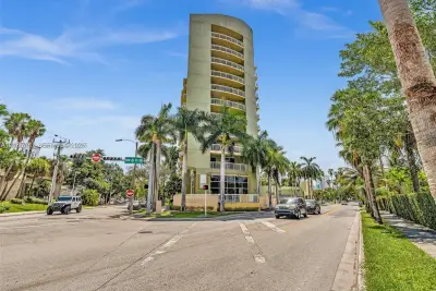 816 NW 11th St #705, Miami: photo 1 of 7