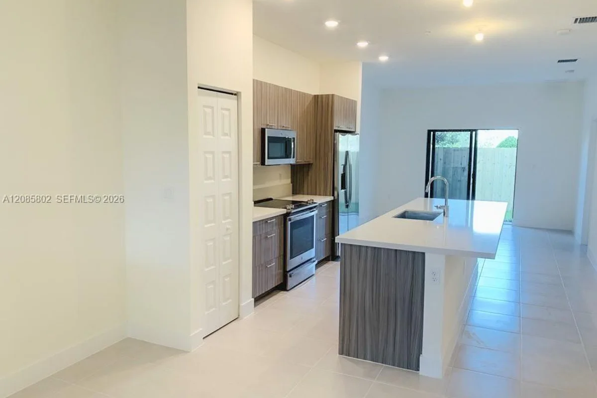 8151 NW 104th Ave #4, Doral: photo 1 of 23