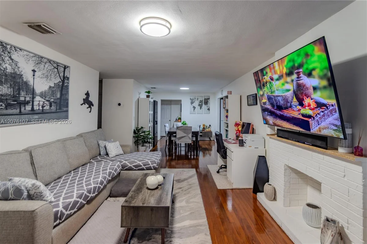 2530 Rodman, Hollywood: photo 1 of 34