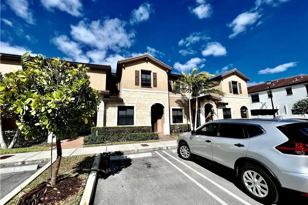 10490 W 33rd Way, Hialeah: photo 1 of 23