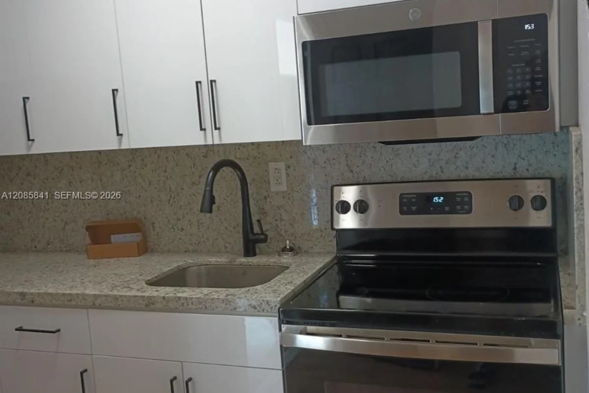 1484 NW 15th Ave #5, Miami: photo 1 of 8