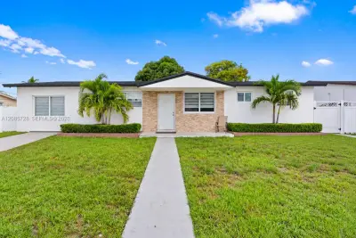 19900 SW 114th Ave, Miami: photo 1 of 38