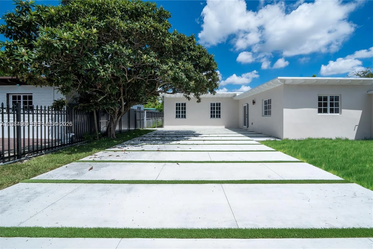323 NW 104th Ter, Miami: photo 1 of 31