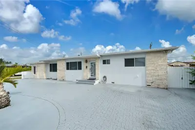 9365 SW 44th St, Miami: photo 1 of 50