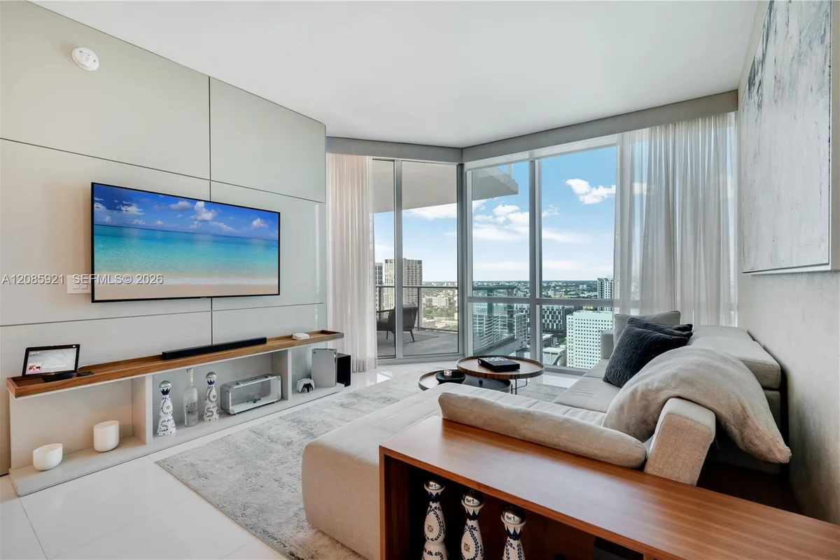 851 NE 1st Ave #3408, Miami: photo 1 of 35