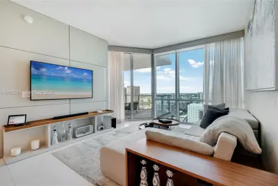 851 NE 1st Ave #3408, Miami: photo 1 of 35