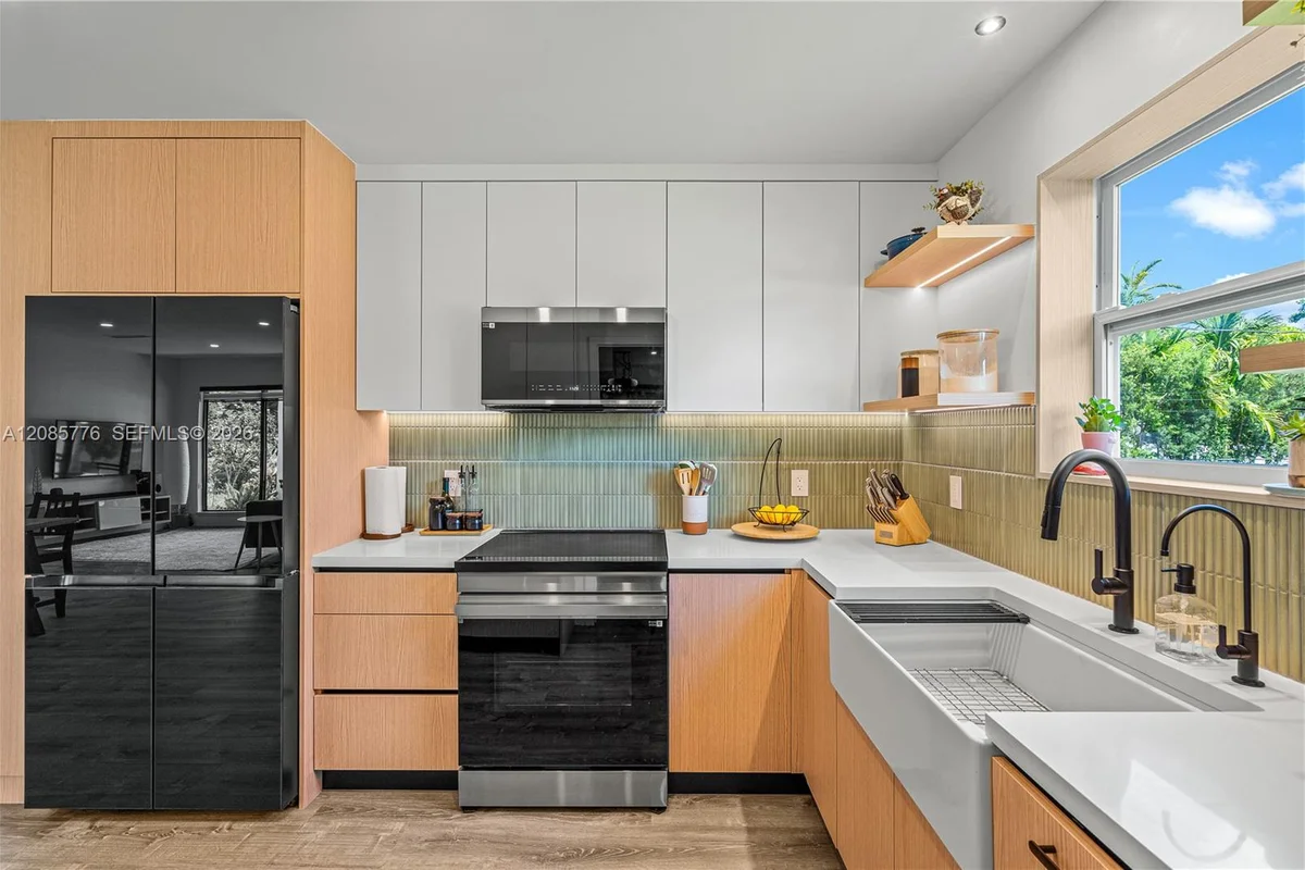 1126 E Hawthorne Cir, Hollywood: photo 1 of 43