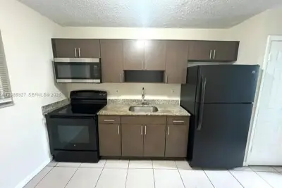 685 NE 85th St #1, Miami: photo 1 of 7