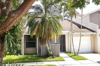 15747 Woodgate Pl, Sunrise: photo 1 of 12