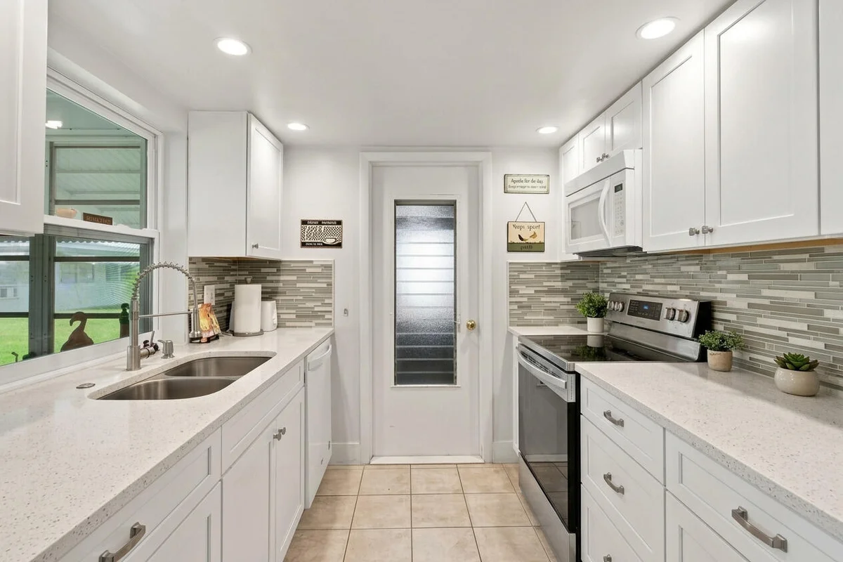 1100 Siesta Ave, Boynton Beach: photo 1 of 17