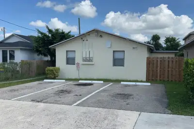 907 8th St, West Palm Beach: photo 1 of 1