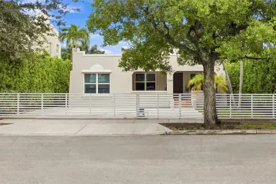 2366 SW 10th St, Miami: photo 1 of 44