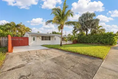 5820 NE 2nd Ave, Oakland Park: photo 1 of 25