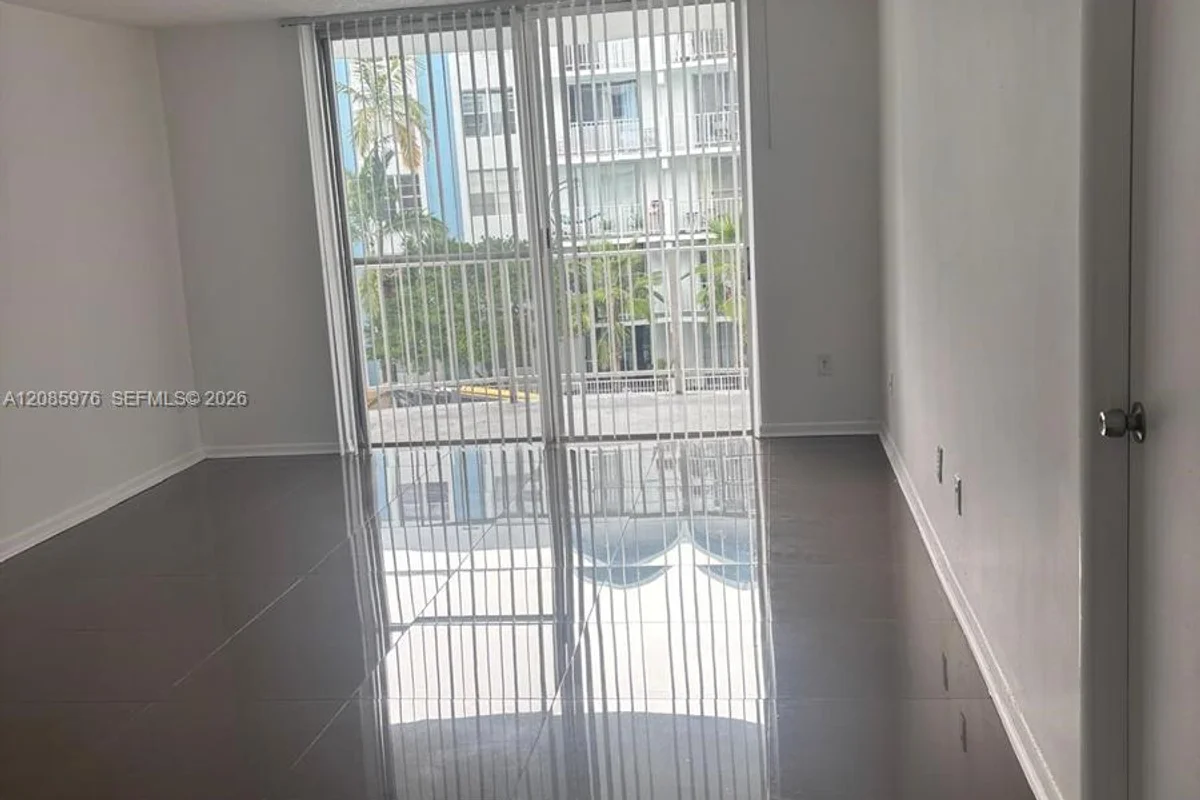 486 NW 165th St Rd #B-308, Miami: photo 1 of 8