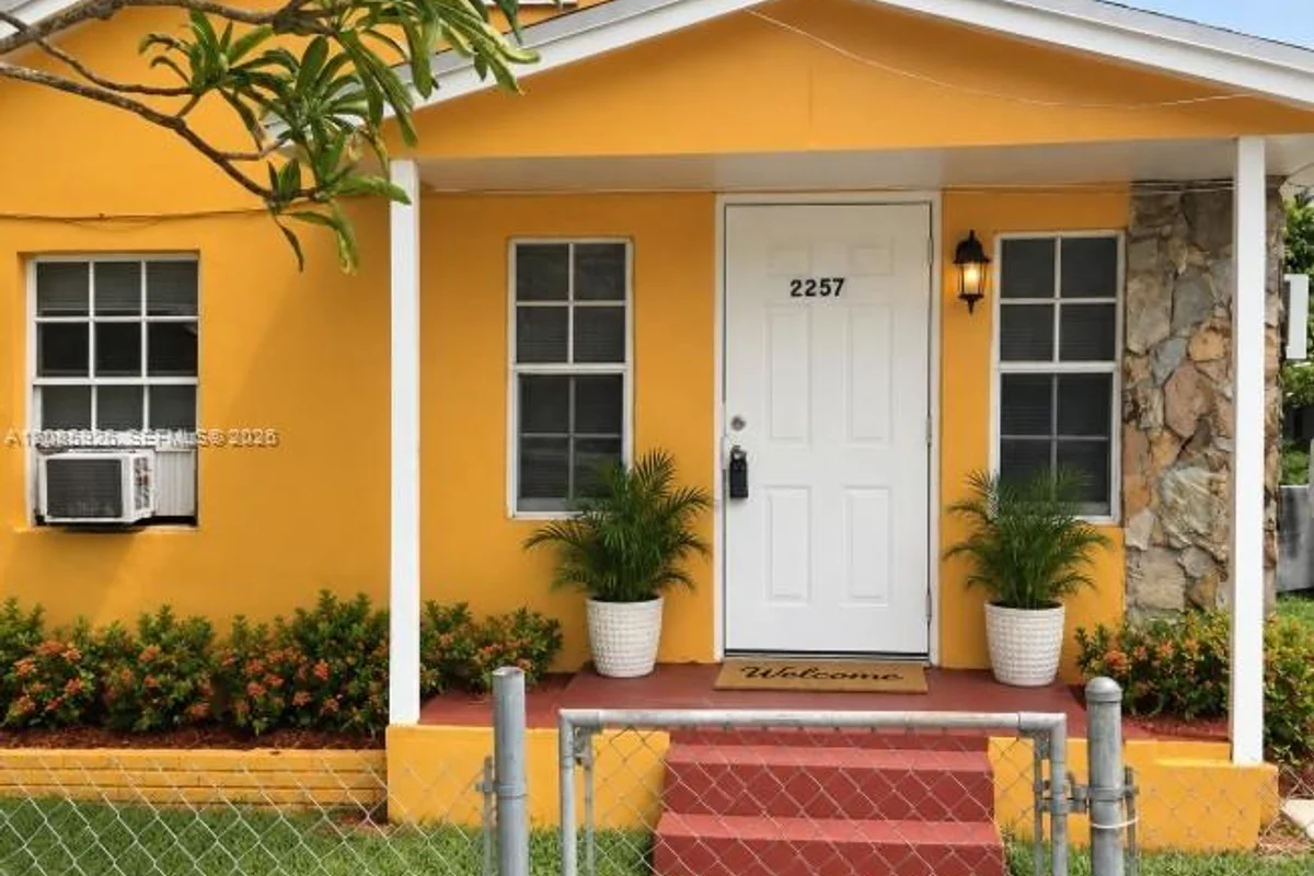 2257 NW 82nd St, Miami: photo 1 of 4