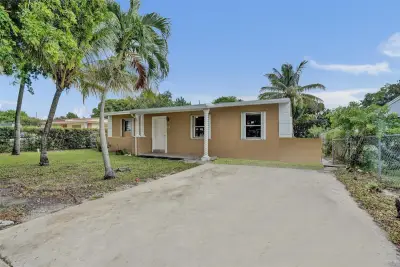 1318 NW 11th Pl, Fort Lauderdale: photo 1 of 23