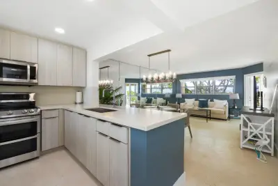 3654 Via Poinciana #603, Lake Worth: photo 1 of 11